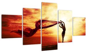 Obraz - Silueta ženy v západu slunce (125x70 cm)