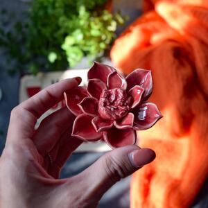 Keramická dekorace květina červená – 8x4 cm