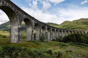 DIMEX | Vliesová fototapeta Skotská krajina MS-5-0648 | 375 x 250 cm| zelená, modrá, bílá, šedá