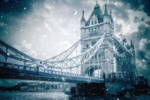 DIMEX | Vliesová fototapeta Zimní londýnská scéna MS-5-0653 | 375 x 250 cm| bílá, černá