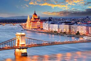 DIMEX | Vliesová fototapeta Budapešťský řetězový most MS-5-0681 | 375 x 250 cm| modrá, žlutá, šedá