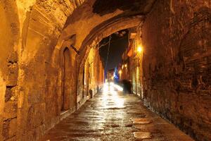 DIMEX | Vliesová fototapeta Noční ulice Jeruzaléma MS-5-0687 | 375 x 250 cm| černá, žlutá, hnědá