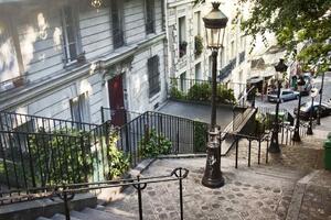 DIMEX | Vliesová fototapeta Schody na Montmartre MS-5-0710 | 375 x 250 cm| zelená, bílá, šedá