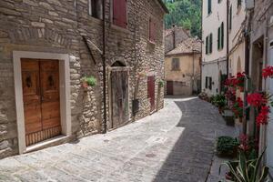 DIMEX | Vliesová fototapeta Stará ulice v Itálii MS-5-0713 | 375 x 250 cm| červená, žlutá, šedá