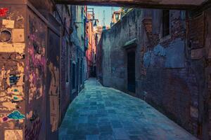 DIMEX | Vliesová fototapeta Úzká benátská ulice MS-5-0720 | 375 x 250 cm| červená, oranžová, šedá