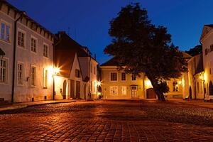 DIMEX | Vliesová fototapeta Stará ulice v noci MS-5-0719 | 375 x 250 cm| modrá, červená, bílá, žlutá