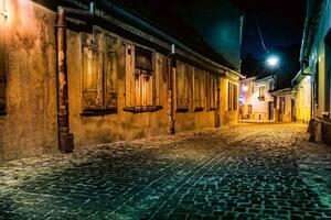 DIMEX | Vliesová fototapeta Stará ulice v Sibiu MS-5-0729 | 375 x 250 cm| černá, žlutá, šedá