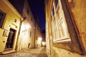 DIMEX | Vliesová fototapeta Prázdná pražská ulice MS-5-0742 | 375 x 250 cm| žlutá, šedá