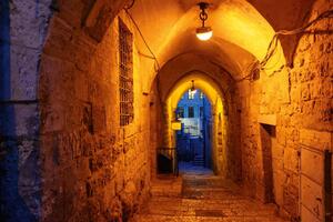 DIMEX | Vliesová fototapeta Mystická ulice Jeruzaléma MS-5-0754 | 375 x 250 cm| modrá, žlutá