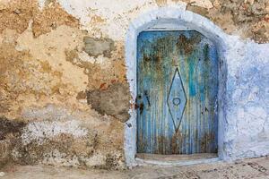 DIMEX | Vliesová fototapeta Zeď s modrými dveřmi MS-5-0787 | 375 x 250 cm| modrá, bílá, hnědá