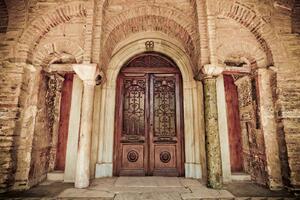 DIMEX | Vliesová fototapeta Starověké kostelní dveře MS-5-0790 | 375 x 250 cm| bílá, béžová, hnědá