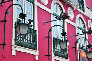 DIMEX | Vliesová fototapeta Lisabon, Portugalsko MS-5-0797 | 375 x 250 cm| zelená, bílá, růžová