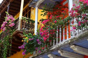 DIMEX | Vliesová fototapeta Balkon s květinami MS-5-0789 | 375 x 250 cm| zelená, vicebarevna, růžová