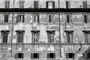 DIMEX | Vliesová fototapeta Stará fasáda budovy MS-5-0798 | 375 x 250 cm| bílá, černá, šedá