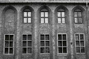 DIMEX | Vliesová fototapeta Gotická radnice MS-5-0800 | 375 x 250 cm| bílá, černá, šedá