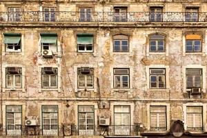 DIMEX | Vliesová fototapeta Evropský dům, Portugalsko MS-5-0805 | 375 x 250 cm| zelená, bílá, krémová, hnědá