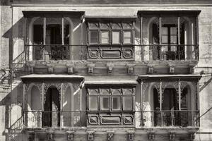 DIMEX | Vliesová fototapeta Maltské balkony MS-5-0812 | 375 x 250 cm| bílá, černá, šedá