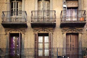 DIMEX | Vliesová fototapeta Staromódní balkony MS-5-0810 | 375 x 250 cm| fialová, měděná, žlutá, hnědá