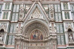 DIMEX | Vliesová fototapeta Bazilika ve Florencii MS-5-0830 | 375 x 250 cm| zelená, vicebarevna, bílá, béžová
