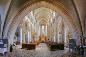 DIMEX | Vliesová fototapeta Interiér kostela MS-5-0893 | 375 x 250 cm| vicebarevna, bílá, hnědá