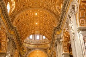 DIMEX | Vliesová fototapeta Bazilika svatého Petra MS-5-0892 | 375 x 250 cm| béžová, oranžová