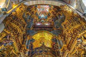 DIMEX | Vliesová fototapeta Katedrála ve městě Braga MS-5-0946 | 375 x 250 cm| vicebarevna, modrá, žlutá