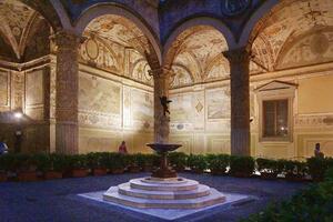 DIMEX | Vliesová fototapeta Medicejský palác, nádvoří MS-5-0956 | 375 x 250 cm| zelená, béžová, hnědá
