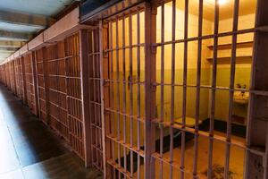 DIMEX | Vliesová fototapeta Americké vězeňské cely MS-5-0960 | 375 x 250 cm| béžová, hnědá, šedá