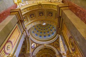 DIMEX | Vliesová fototapeta Nitro baziliky MS-5-0968 | 375 x 250 cm| vicebarevna, béžová, měděná, žlutá
