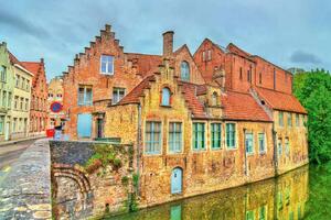 DIMEX | Vliesová fototapeta Domy v Brugges MS-5-1007 | 375 x 250 cm| zelená, vicebarevna, modrá, oranžová