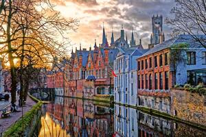 DIMEX | Vliesová fototapeta Kanály v Bruges MS-5-1015 | 375 x 250 cm| vicebarevna, modrá, oranžová, šedá