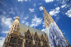 DIMEX | Vliesová fototapeta Katedrála ve Vídni MS-5-1066 | 375 x 250 cm| modrá, bílá, šedá