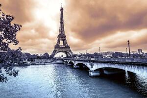 DIMEX | Vliesová fototapeta Eiffelova věž v dešti MS-5-1217 | 375 x 250 cm| bílá, hnědá, šedá