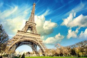 DIMEX | Vliesová fototapeta Eiffelova věž slunečný den MS-5-1218 | 375 x 250 cm| modrá, bílá, hnědá
