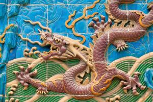 DIMEX | Vliesová fototapeta Dračí zeď z Beihai II. MS-5-1251 | 375 x 250 cm| zelená, modrá, červená, zlatá