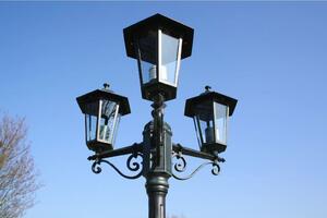 Zahradní lampa vysoká 3 ramena 215 cm tmavě zelená/černá hliník