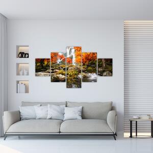 Obraz - Vodopády v oranžovém lese (125x70 cm)