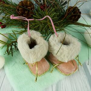 Závěsná vánoční dekorace- růžové botičky s chlupatým lemem 7 cm