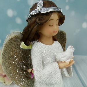 Anděl s věnečkem držící holubičku- figurka 19 cm