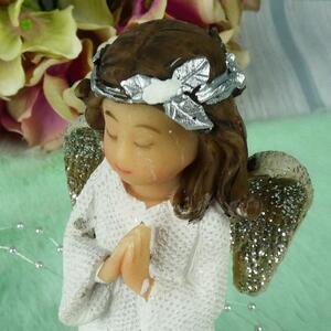 Anděl s věnečkem modlící se- figurka 14 cm