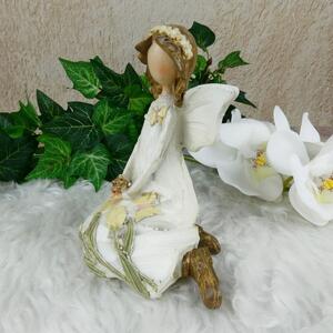 Sedící víla v bílých šatech držící šneka- 14 cm