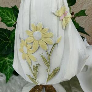 Víla v bílých šatech držící motýlka- 21 cm