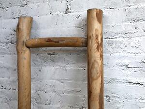 Hnědý dřevěný věšák na ručníky žebřík Patien - 36*4*159 cm