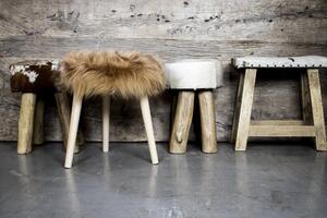 Dřevěná kulatá stolička se šedo - zeleným sedákem z ovčí kůže - Ø 36*45cm