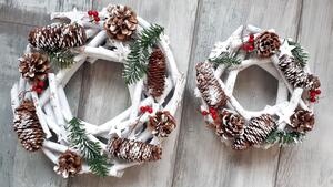 Bílý dřevěný vánoční věnec se šiškami - Ø 30*8 cm