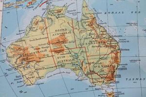 DIMEX | Vliesová fototapeta Mapa Austrálie MS-5-1517 | 375 x 250 cm| zelená, modrá, hnědá