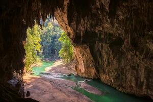 DIMEX | Vliesová fototapeta Jeskyně v Thajsku MS-5-1618 | 375 x 250 cm| zelená, hnědá
