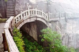 DIMEX | Vliesová fototapeta Kamenný most MS-5-1625 | 375 x 250 cm| zelená, šedá