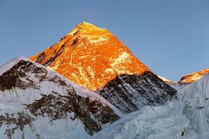 DIMEX | Vliesová fototapeta Večerní pohled na Mount Everest MS-5-1624 | 375 x 250 cm| modrá, bílá, černá, oranžová