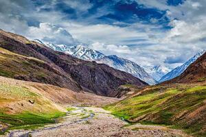 DIMEX | Vliesová fototapeta Himalájská krajina MS-5-1667 | 375 x 250 cm| zelená, modrá, hnědá